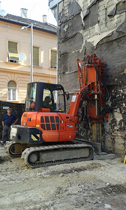 Pile foundations using a GEAX DTC 30 type compact pile drilling machine